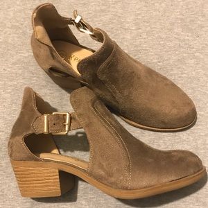Reneeze Taupe Booties Size 6 Suede